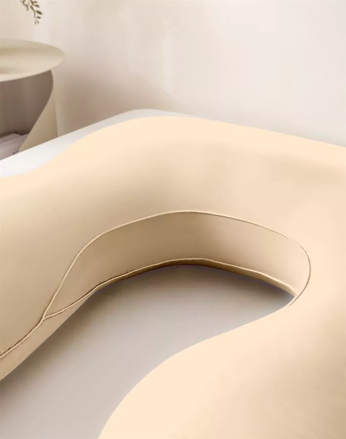 כרית הריון ויסקו מפנקת מבית B.k.import צבע שמנת-קרם